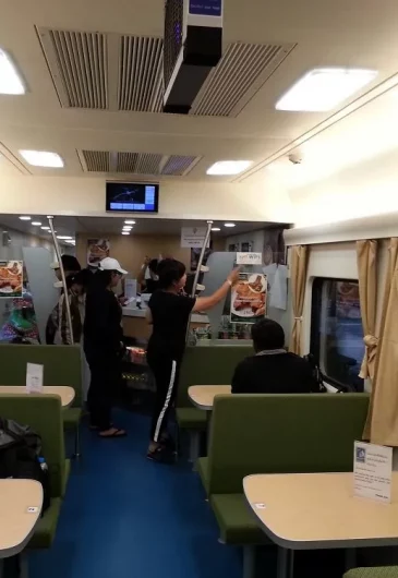 Restaurant-car-in-train-9