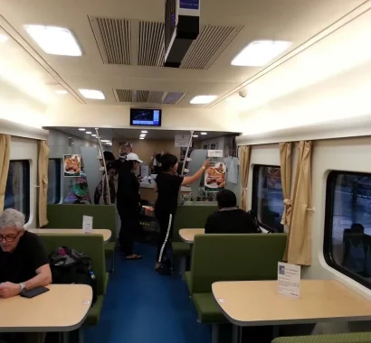 Restaurant-car-in-train-9